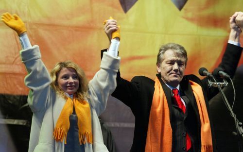 KIEV â€“ De OekraÃ¯ense president Viktor Joesjtsjenko met premier Julia Timosjenko, tijdens een verkiezingsbijeenkomst in Kiev op 8 december 2004. Foto EPA