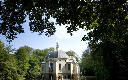 ’s GRAVELAND â€“ De windwijzer van landhuis Trompenburg was vrijdagmorgen nog in plastic verpakt. Vrijdagmiddag onthulde een vice admiraal het vergulde oorlogsschip. De onthulling was de kroon op een grondige restauratie, die deze week werd afgerond. Foto