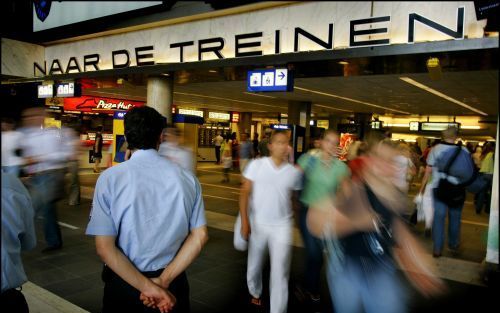 ROTTERDAM â€“ Beveiligingspersoneel houdt een extra oogje in het zeil op het centraal station van Rotterdam. Het toezicht op de trein en metrostations is sinds vrijdagmiddag verscherpt. Het personeel van de NS en andere vervoerbedrijven is gevraagd extra 