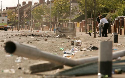 BELFAST â€“ Protestantse inwoners van de Noord-Ierse hoofdstad Belfast ruimen de rommel op die achterbleef nadat politie en leger slaags waren geraakt met groepen protestantse relschoppers. Maandag werd er voor de derde achtereenvolgende dag slag geleverd