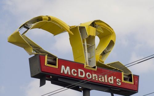 Een bord van McDonald’s heeft de orkaan niet heelhuids doorstaan. Foto Koninklijke Marine