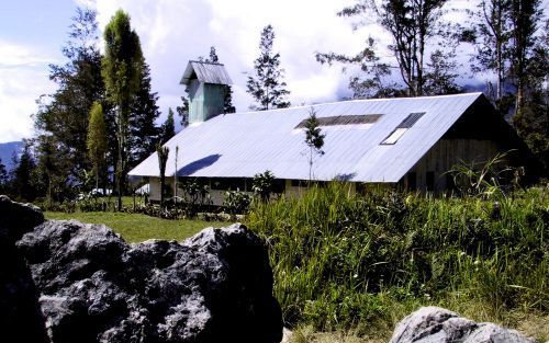 „In ontwikkelingslanden is de positieve rol van religie vaak evident aanwezig.” Foto: een zendingskerk in Irian Jaya, IndonesiÃ«. Foto RD, Sjaak Verboom