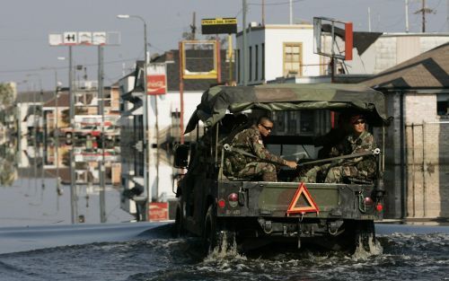 NEW ORLEANS â€“ Overstroomde straten bepalen nog steeds het stadsbeeld van New Orleans. Maar nu de pompen hun werk doen, worden elke dag meer wijken toegankelijk zoals voor militaire patrouilles. Foto EPA