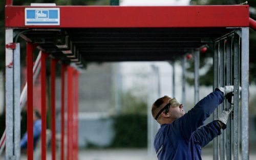 ROTTERDAM - Medewerkers van de gemeente Rotterdam zijn woensdagochtend bezig de tippelzone aan de Keileweg te ontmantelen. De tippelzone werd dinsdagavond omstreeks 23.40 uur gesloten door beveiligingmedewerkers. De zone werd eerder gesloten dan gepland. 