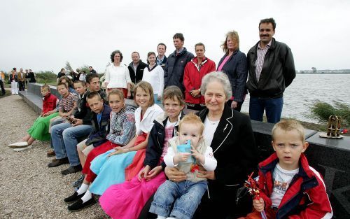 NIEUWENDIJK â€“ S. Molendijk Slooter met haar kleinkinderen op de Wethouder Molendijk bank, die woensdag werd onthuld. Op schoot haar jongste kleinkind, Cees Molendijk, genoemd naar de vorig jaar overleden wethouder Molendijk. Achter mevrouw Molendijk haa