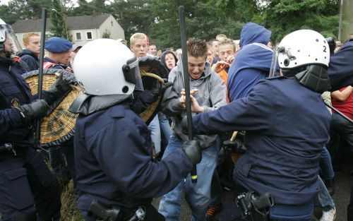 WEEZE â€“ Het ging er soms fors aan toe gisteren tijdens een gezamenlijke oefening van Nederlandse en Duitse ME’ers in het bedwingen van relschoppers rond voetbalwedstrijden. De oefening in het Duitse Weeze was een voorbereiding op het wereldkampioenschap