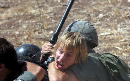 BILIN â€“ Het ging er vrijdag heftig aan toe in Bilin, een dorp op de Westelijke Jordaanoever. Demonstranten betoogden er tegen de veiligheidsmuur die er door IsraÃ«l wordt gebouwd. IsraÃ«lische soldaten maakten echter korte metten met de demonstranten. F