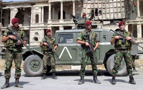 KABUL â€“ Portugese soldaten van ISAF patrouilleerden vrijdag bij het in puin geschoten paleis van de vroegere Afghaanse koning, dat even buiten Kabul ligt. De troepenmacht heeft zondag de taak om bij de verkiezingen de veiligheid rond de stembureaus te g