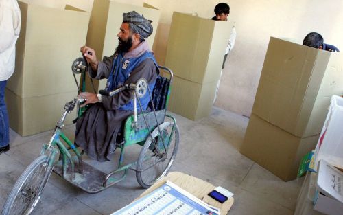 HERAT â€“ Een gehandicapte Afghaan verlaat een stembureau in Herat, nadat hij zijn stem heeft uitgebracht. Voor het eerst sinds 1969 konden de Afghanen zondag een volksvertegenwoordiging kiezen. De uitslag wordt pas over enkele weken verwacht. Foto EPA