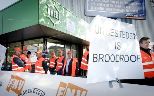 FOXHOL â€“ Werknemers van aardappelzetmeelconcern Avebe blokkeerden maandag de toegang tot de fabriek in het Groningse Foxhol. De actievoerders protesteren tegen het dreigende ontslag van 148 medewerkers en eisen een nieuw sociaal plan. Dinsdag breidden d