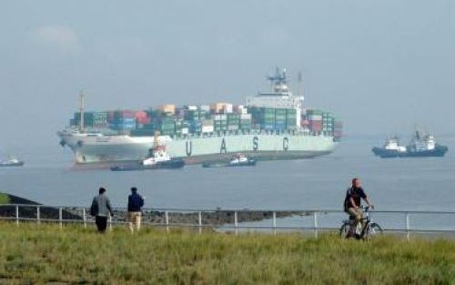 PERKPOLDER - Het containerschip Forwairey uit Koeweit ligt dinsdag geknikt in de Westerschelde. Het schip met gevaarlijke stoffen is dinsdagmorgen vroeg bij hoog water vastgelopen bij Perkpolder aan de Westerschelde. Foto ANP