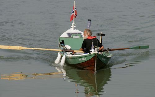 KERKDRIEL â€“ De Noorse Europareiziger Ivar Samuelson met zijn roeiboot op weg naar Griekenland. Dinsdag legde hij de afstand tussen Tiel (Waal) en Den Bosch (Maas) af. Foto ANP