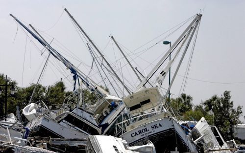 NEW ORLEANS â€“ Aangespoelde boten liggen opeengestapeld in een haven in New Orleans. De Amerikaanse landbouw in het Midwesten ondervindt ook de gevolgen van het natuurgeweld van de orkaan Katrina, aangezien het havencomplex rond New Orleans de belangrijk