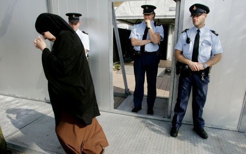 ROTTERDAM â€“ Een belangstellende liep dinsdag langs de beveiliging de rechtbank in Rotterdam binnen waar het proces tegen de vermeende leden van de Hofstadgroep plaatsvond. Mohammed B., de moordenaar van Theo van Gogh, verscheen voor de rechter met zijn 