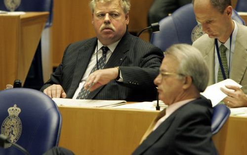 DEN HAAG - Verschil van mening tussen fractieleider Van Aartsen (r.) en verkeerswoordvoerder Hofstra (l.) over de kilometerheffing. Foto ANP