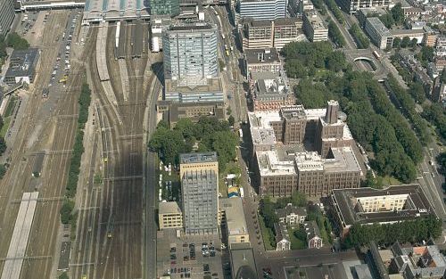 UTRECHT - Het meest centrale station van Nederland wordt totaal vernieuwd. De gemeente Utrecht presenteerde donderdag de plannen aan raad en bevolking. De werkzaamheden beginnen in 2007 en gaan zo’n twintig jaar duren. De kosten bedragen ruim 3 miljard eu