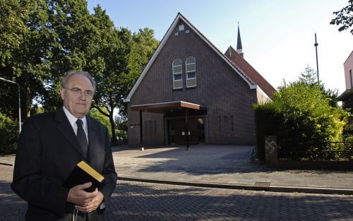 MIDDELHARNIS â€“ „Ik heb altijd geprobeerd het geheel van de Christelijke Gereformeerde Kerken in het oog te houden”, zegt ds. Den Butter. Zondag neemt hij afscheid van Middelharnis in verband met emeritaat. Foto Wim van Vossen jr.