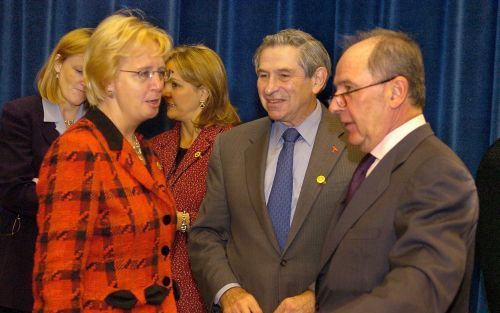 WASHINGTON â€“ President Paul Wolfowitz van de Wereldbank (m.) spreekt met Wereldbank managing director Rodrigo de Rato en de Nederlandse minister van Ontwikkelingssamenwerking, Van Aardenne. In de marge van de jaarvergadering van de Wereldbank en het Int