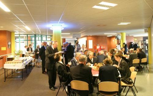 GOUDA â€“ Lunchpauze tijdens het jaarlijkse congres van de Stichting Studie der Nadere Reformatie (SSNR), zaterdag in Gouda. Op de bijeenkomst stond de zeventiende-eeuwse theoloog Franciscus Ridderus centraal. Foto Jan Rozendaal