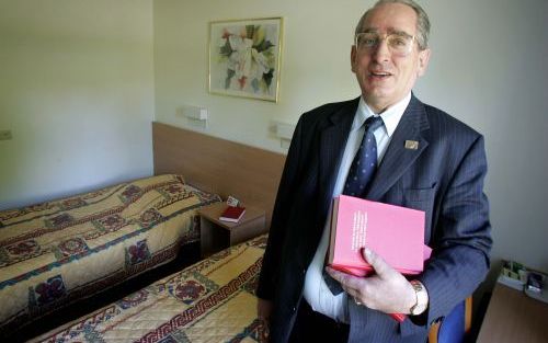 DORDRECHT â€“ Aart de Boon, medewerker van de ”Bijbelvereniging, voorheen de Nederlandse Gideons”, in een hotelkamer van het Bastion Hotel te Dordrecht. „De architect van de oorspronkelijk veertig identieke hotels belde me op met de vraag wat de afmetinge