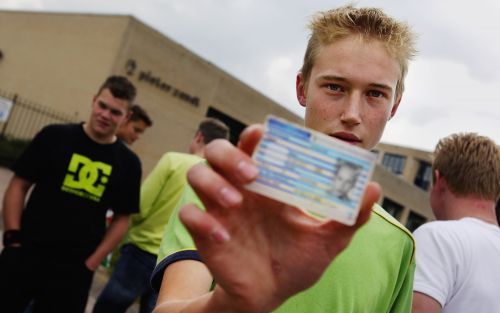 KAMPEN â€“ Leerlingen van de Pieter Zandt scholengemeenschap hebben meestal hun identiteitskaart bij zich. Klaas Talen: „Het is wel overdreven om gelijk een bekeuring te krijgen als je dat ding een keer niet bij je hebt.” - Foto Dick Vos