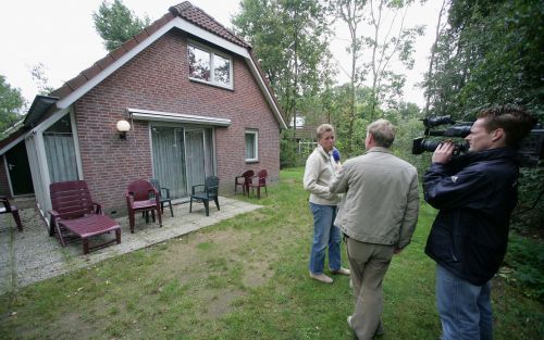 BRAAMT - Een buurtbewoner wordt dinsdag geinterviewd voor de achterzijde van bungalow 222 op vakantiepark Landal Stroombroek bij Braamt. Claudia Melchers is tijdens haar ontvoering vastgehouden in de bungalow in het dorpje vlakbij Doetinchem. - Foto ANP