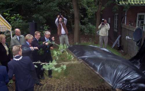 SOESTDUINEN - Vier bestuurders trekken een hek om bij het militaire opslagterrein Jessurun in Soestduinen. Zij gaven daarmee dinsdagmiddag het startsein voor een grootscheepse verhuizing. De defensieterreinen in de gemeente komen vrij voor natuur. Enkele 