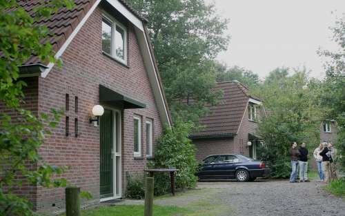 BRAAMT - De voorzijde van bungalow 222 op vakantiepark Landal Stroombroek bij Braamt, waar Claudia Melchers tijdens haar ontvoering is vastgehouden. De politie heeft twee verdachten gearresteerd. - Foto ANP