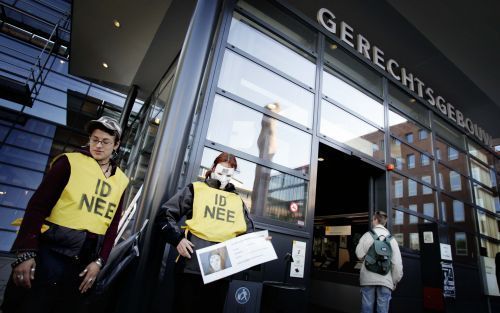 UTRECHT - Actievoerders van het Meldpunt Misbruik Identificatieplicht demonstreren woensdag voor het gerechtsgebouw in Utrecht. Drie minderjarigen die zich woensdag voor de rechtbank in Utrecht moesten verantwoorden omdat zij hun boete voor hun weigering 