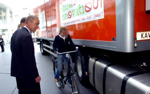 DEN HAAG â€“ Uitvinder Freek Ton kijkt toe wanneer een meisje voor het Haagse stadhuis de werking van de Lexguard test. De dodehoekstrip voor vrachtwagens gaat over enkele weken in productie. Met zijn idee won Ton vorig jaar de ID NL Jaarprijs voor de Bes