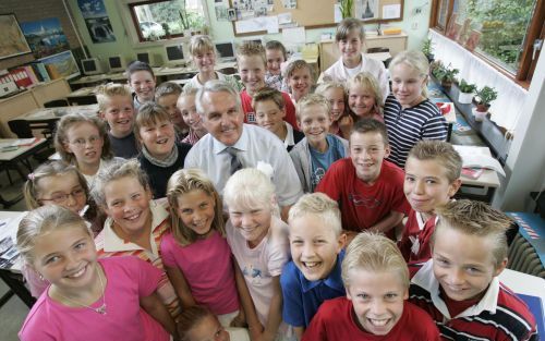 LEERBROEK â€“ Directeur A. B. Goedhart van de protestants christelijke basisschool in Leerbroek, op de foto te midden van zijn leerlingen van groep 8, neemt morgen afscheid na een loopbaan van veertig jaar in het onderwijs. Foto William Hoogteyling