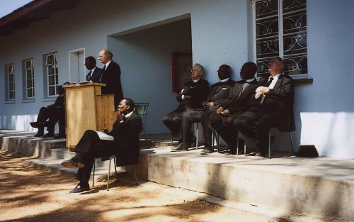 INGWENYA â€“ Honderd jaar geleden begon de Schotse Free Presbyterian Church met zendingswerk in Zimbabwe. Eerder deze maand werd in de plaats Ingwenya een herdenkingsbijeenkomst gehouden. Aanwezig waren verschillende Europese en Afrikaanse predikanten. Fo