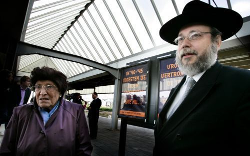 AMSTERDAM â€“ Op station Muiderpoort in Amsterdam is donderdag het startschot gegeven voor een antiracismecampagne. Dit gebeurde in aanwezigheid van rabbijn Evers (r.) en zijn moeder, die Auschwitz overleefde. Ze werd in de Tweede Wereldoorlog vanaf stati