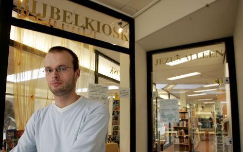 Jan van Keulen, de nieuwe bedrijfsleider van Sjofar Boek en Muziek, bij de vroegere Bijbelkiosk Zuidplein in Rotterdam. Sjofar neemt de kiosk met ingang van morgen geheel over. De nieuwe boekwinkel, die tegenover de V&amp;D komt, krijgt de naam ”Sjofar Bo