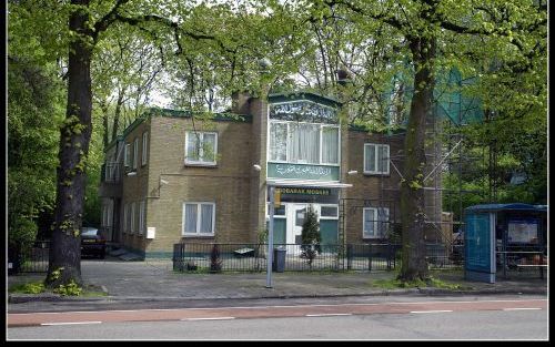 DEN HAAG â€“ De Mubarak moskee aan de Haagse Oostduinlaan was in 1955 de eerste in Nederland. Het gebouw heeft meer weg van een tandartsenpraktijk dan van een moskee. Een halve eeuw geleden moesten islamitische gebedshuizen vooral niet opvallen. Foto RD, 