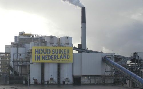 GRONINGEN â€“ Met het aanbrengen van een spandoek op de fabriek van Suiker Unie begon de sector vrijdag een publiciteitsoffensief. Doel is komende maanden de besluitvorming in Brussel over de marktordening te beÃ¯nvloeden. Volgens de sector staan er in Ne