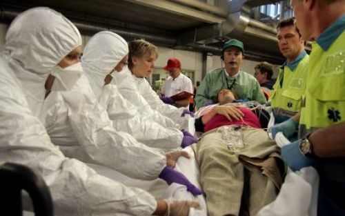 UTRECHT - Mensen zijn zaterdag in het Universitair Medisch Centrum Utrecht (UMC Utrecht) bezig met een rampenoefening. De oefening heeft meerdere doelen: een aantal medische handelingen en protocollen van het ziekenhuis worden geoefend en registratie van 