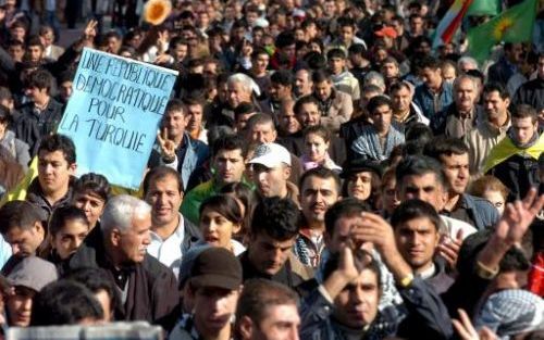 BRUSSEL - Duizenden Koerden protesteren zaterdagochtend in Brussel tegen de onderhandelingen tussen EU en Turkijke. Foto EPA