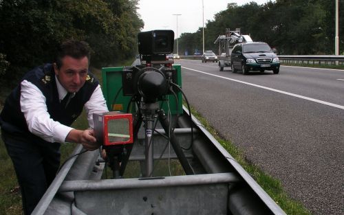 MAARN/DOORN â€“ Het Korps Landelijke Politie Diensten voert deze week gerichte snelheidscontroles uit op de A12 tussen knooppunt Oudenrijn en Veenendaal. „Een gewaarschuwd mens telt voor twee.” Vooral te hard rijdende Duitsers doen een aardige duit in het