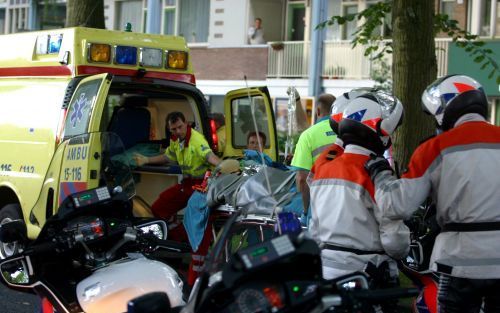 LEIDSCHENDAM â€“ Hulpverleners proberen zaterdag aan de Burgemeester Velthuijsenlaan in Leidschendam het leven te redden van een van de slachtoffers van een familiedrama. Een man gooide vanaf de vijfde etage van een flat zijn vriendin en haar zoontje van 