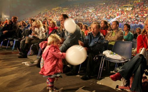 ARNHEM â€“ Stadion Gelredome was zaterdag het decor voor de jaarlijkse EO-Gezinsdag. „Lekker spontaan, gek doen, en af en toe rustig en stil zijn”, zo verwoordde presentatrice Bertine van der Oever het doel van de dag. Foto RD, Anton Dommerholt