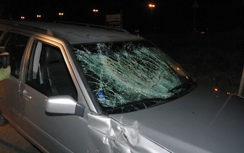 LEIDSCHENDAM - De politie takelt maandagavond het beschadigde voertuig weg. Een 46-jarige man uit Dongen heeft maandagavond een nog onbekend voorwerp tegen de voorruit van zijn auto gekregen toen hij op de A4 onder een viaduct door reed. Foto ANP