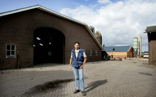 BARNEVELD â€“ Boer Bart van Hoef krijgt geld uit de subsidieregeling jonge agrariÃ«rs voor de bouw van twee grote varkensstallen. De Barnevelder is er blij mee. „De subsidie maakt een verschil. Ik zit nu wat makkelijker met de rente en de aflossing.” Foto