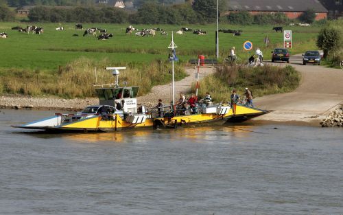 OLBURGEN â€“ Het pontje bij Olburgen, onder de rook van Dieren, is een van de oudste van Nederland. De toekomst van veel veerponten is echter onzeker, omdat geld voor vervanging van de vaartuigen vaak ontbreekt. Foto APA