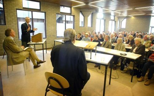 LEIDEN â€“ „Het is net zo moeilijk om christelijke theologen te vinden die de kruistochten verheerlijken als moslimtheologen die geweld bekritiseren”, stelde de hervormde predikant dr. S. Janse (l.) gistermiddag in Leiden. Hij disputeerde samen met arabis