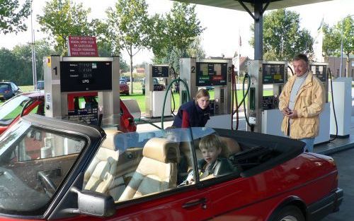 R. Schuyt uit Putten tankt vanwege de lage prijzen regelmatig bij benzinepomp Pieper in zijn woonplaats. „Ik heb alleen geen zin om er kilometers voor om te rijden.” Foto’s RD