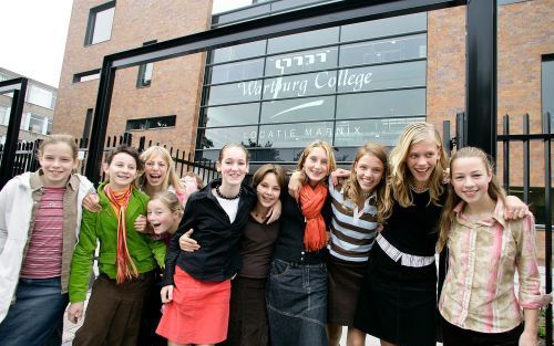 DORDRECHT - Burgemeester R. G. J. Bandell heeft gistermiddag het nieuwe gebouw van de locatie Marnix van het Wartburg College in Dordrecht geopend. Hij kreeg de sleutel overhandigd door iemand in kledij uit de zestiende eeuw, de periode waarin Marnix van 