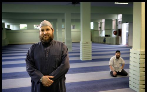 Sjeik Fawaz is de geestelijk leidsman van de as-Soennah-moskee in Den Haag. De AIVD houdt deze moskee in de gaten vanwege de „onomwonden salafistische signatuur.” Onzin, vindt de sjeik. „Het doden van een ongelovige door een individuele moslim is absoluut