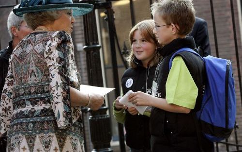 ASSEN â€“ Koningin Beatrix ging zaterdag in gesprek met twee jeugdige verslaggevers, Jonathan Hogervorst en Marijn Oosting. Het duo stelde vragen als: „Bent u wel eens ziek?” en „Welke huisdieren heeft u?” De vorstin bracht een bezoek aan Assen en Veenhui