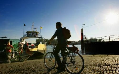 KRIMPEN AAN DE LEK: De veerpont over de Lek. Als de veerponten in Nederland zouden verdwijnen, zou de reis van de gebruikers gemiddeld 12 kilometer langer worden. Jaarlijks maken 33 miljoen reizigers gebruik van een pont- of voetveer. De veerboten naar de